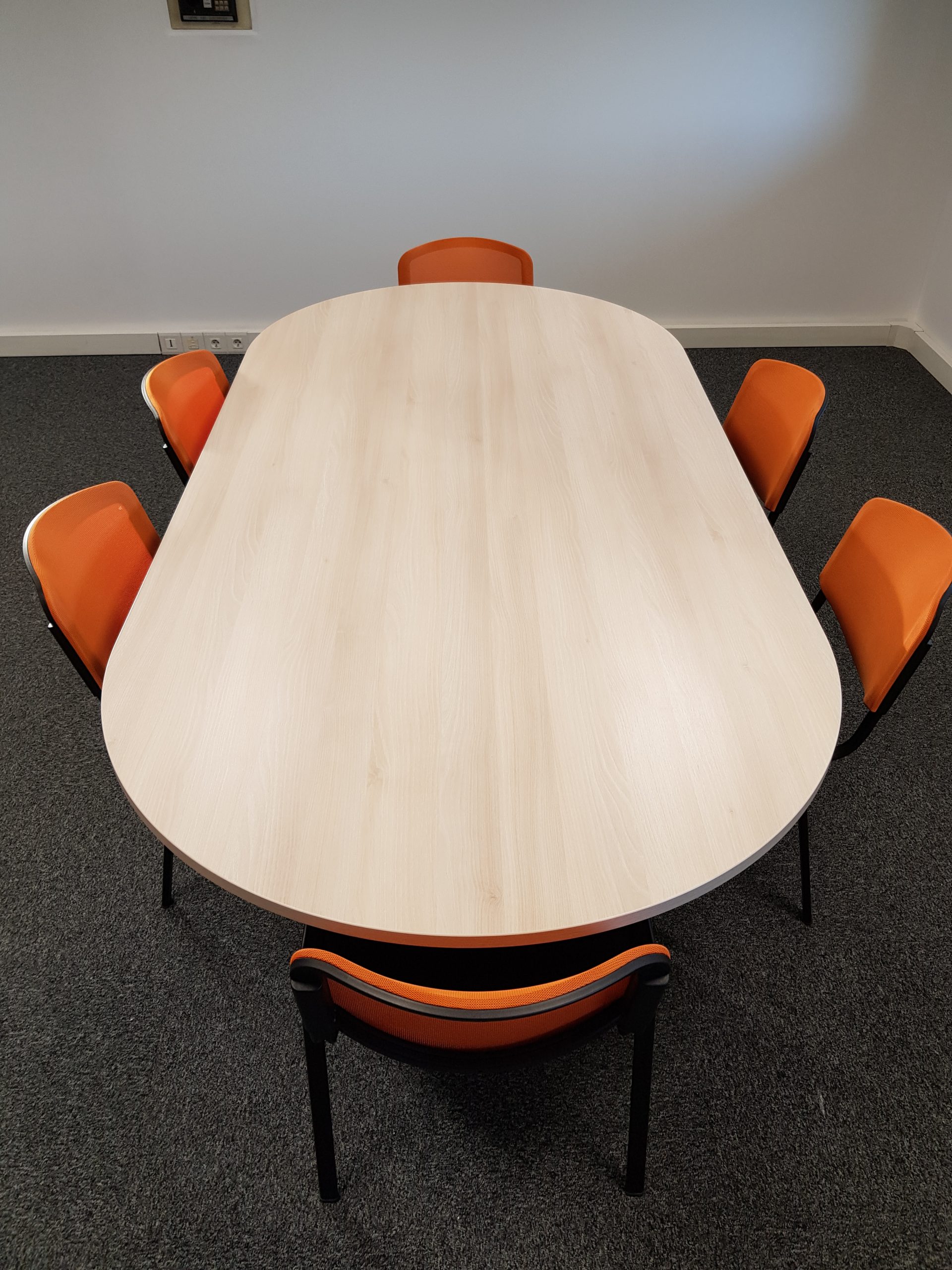 Table de réunion en bois et chaises oranges