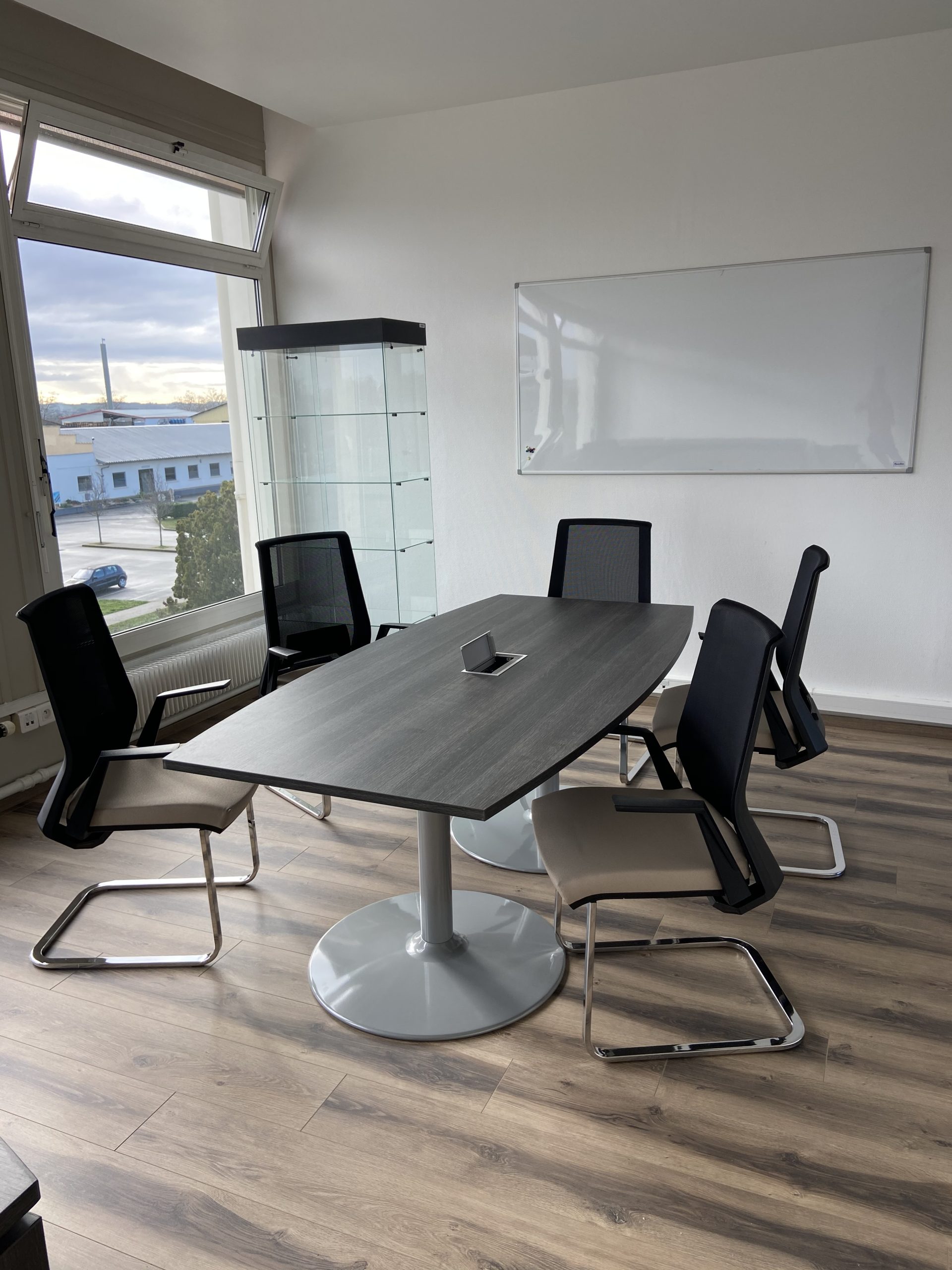 Installation d'une table de réunion et ses chaises