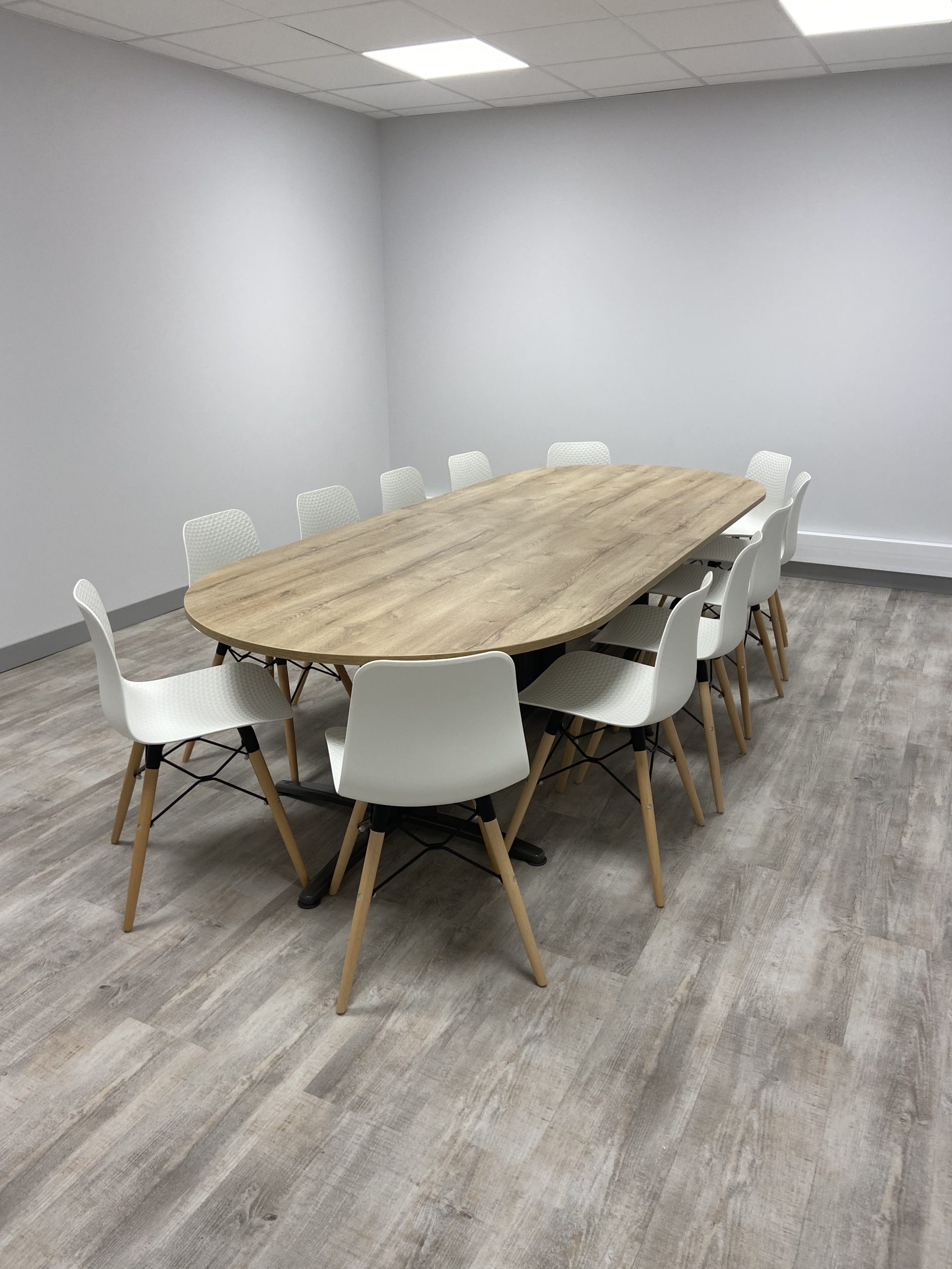 Installation d'une table de réunion en bois