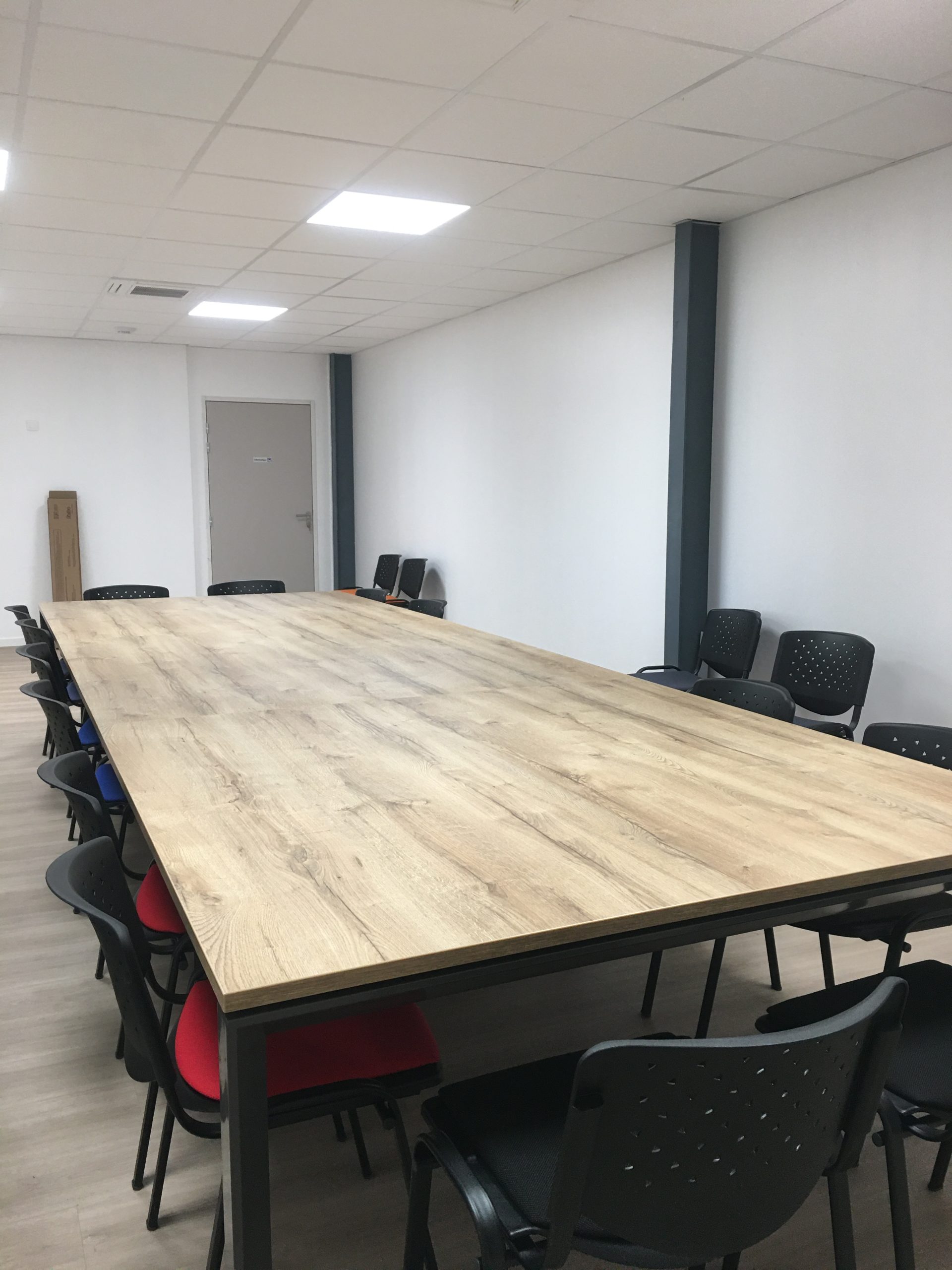 Table de réunion en bois et ses chaises visiteurs