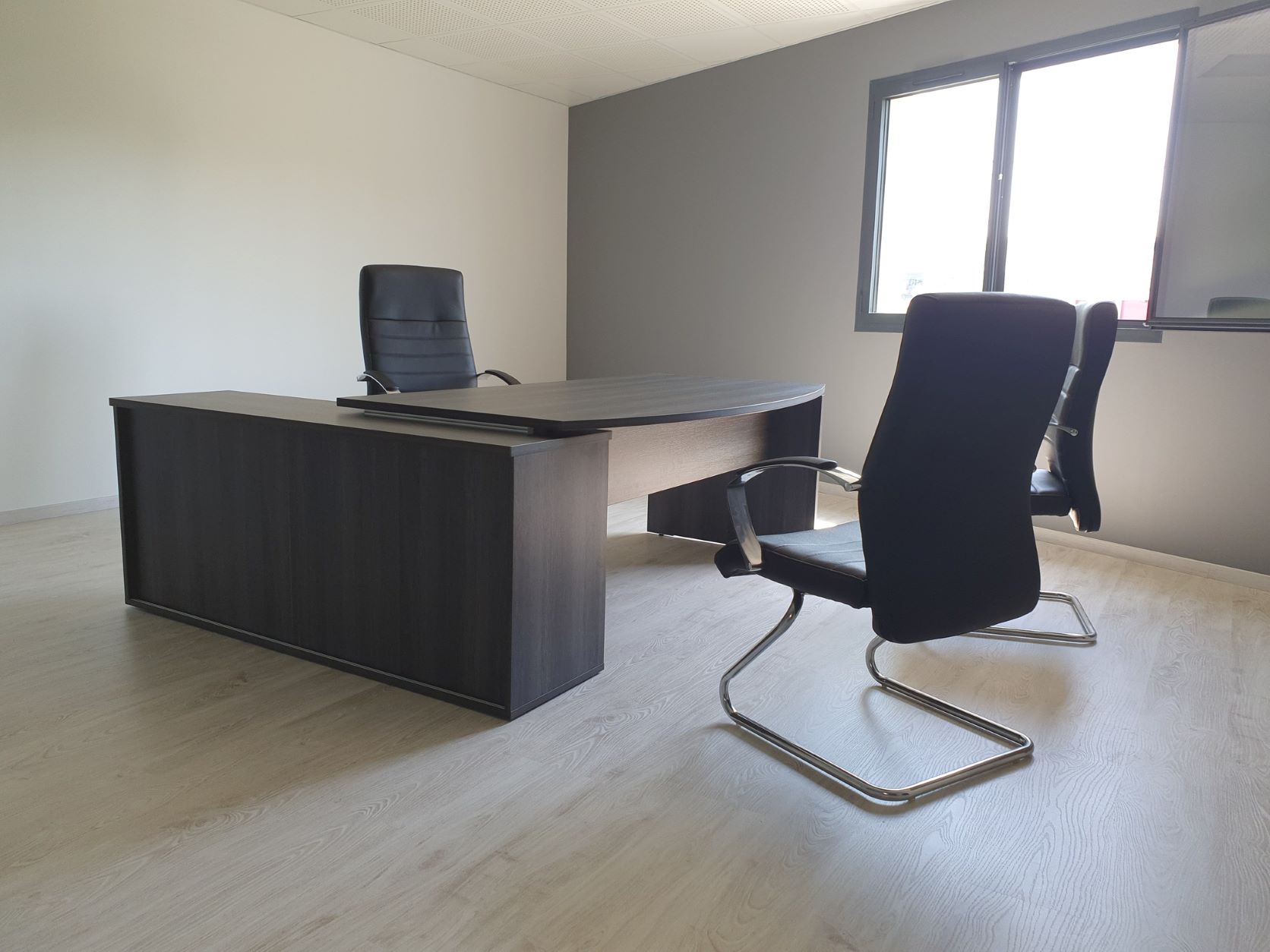 installation d'un bureau et fauteuils de direction